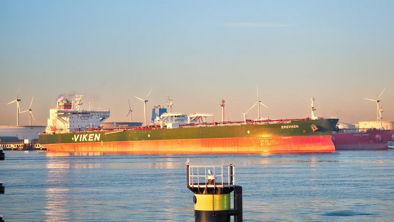 A tanker in the 4e Petroleumhaven, Port of Rotterdam